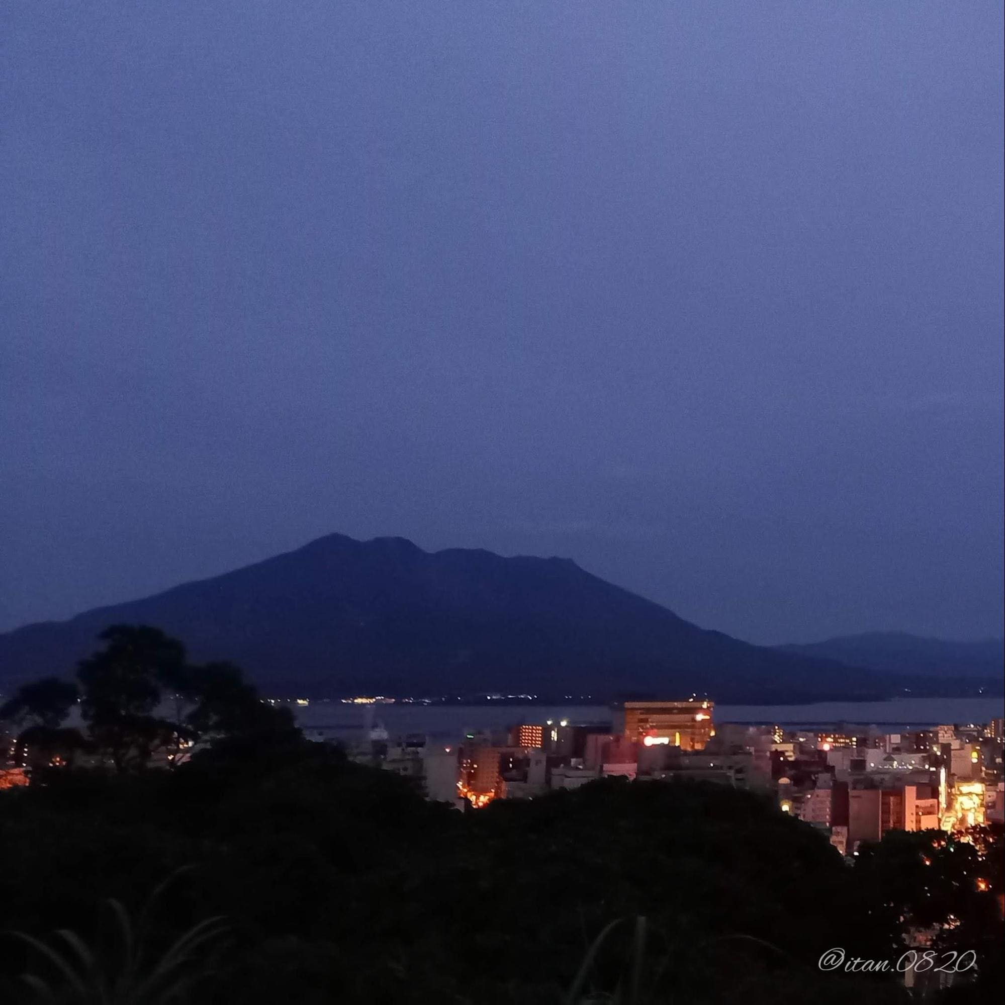 【桜島】実は島じゃない！？御朱印のある神社と火山灰に埋まった鳥居をバスで目指す！